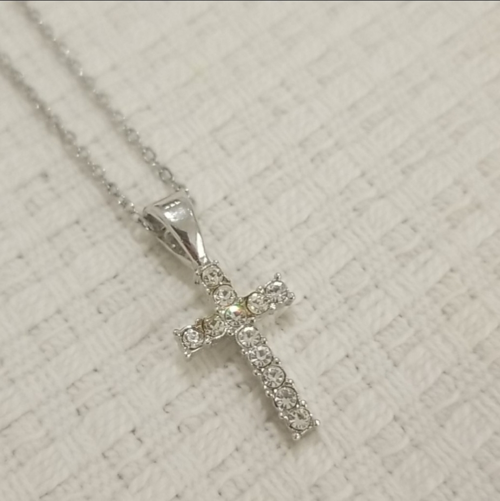 Silver cross ✝️ pendant necklace